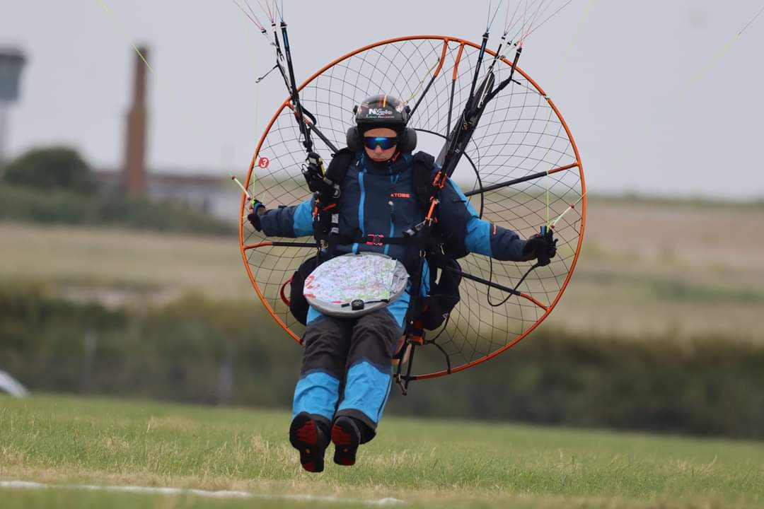 Motorschirm im Landeanflug